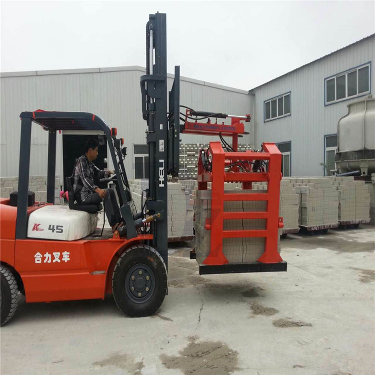 河南貨源紅磚、標(biāo)磚、空心磚及叉車智能自動(dòng)化抱磚機(jī) 鄭州裝卸搬運(yùn)一站式解決方案