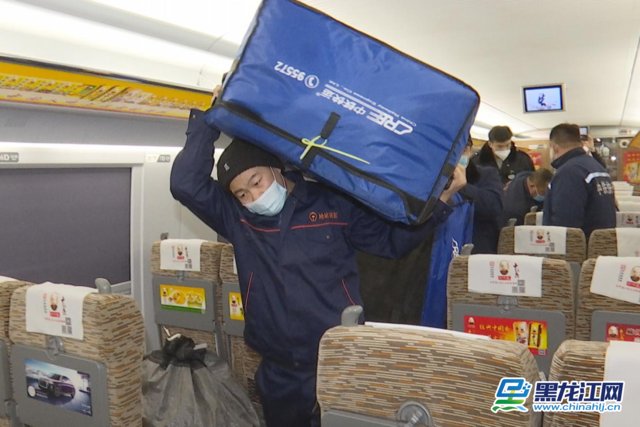 龍江產(chǎn)品“坐著”火車“走出去” 哈鐵“雙11”電商黃金周快件運(yùn)輸啟動(dòng)